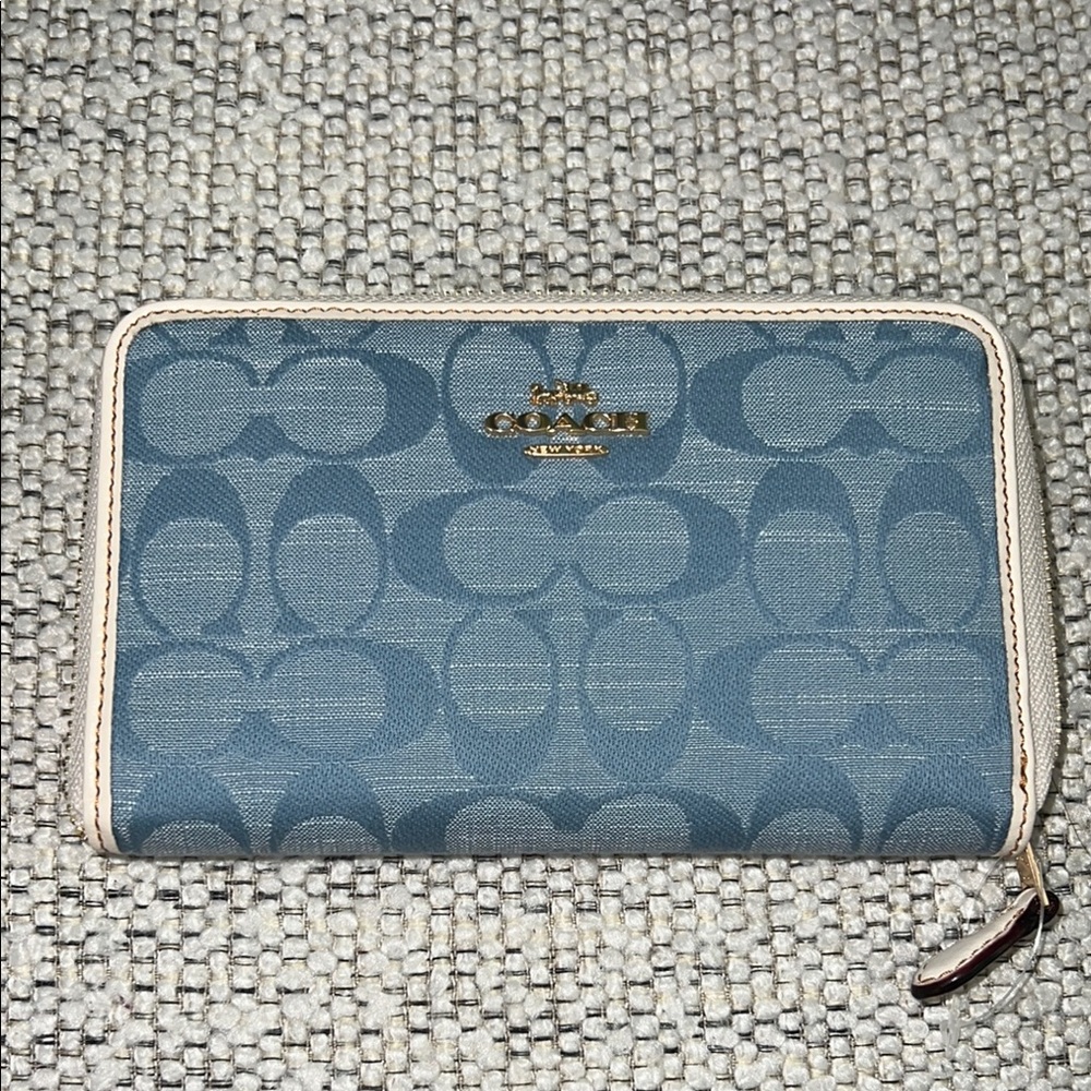 NWT Coach Meduim Id Zip Wallet In Signature Chambray/Blue/Denim